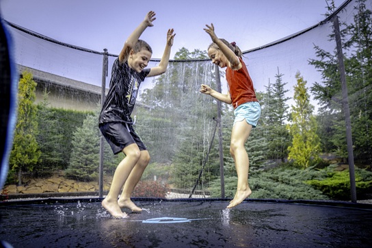 Παιδιά που παίζουν σε εξωτερικό χώρο
