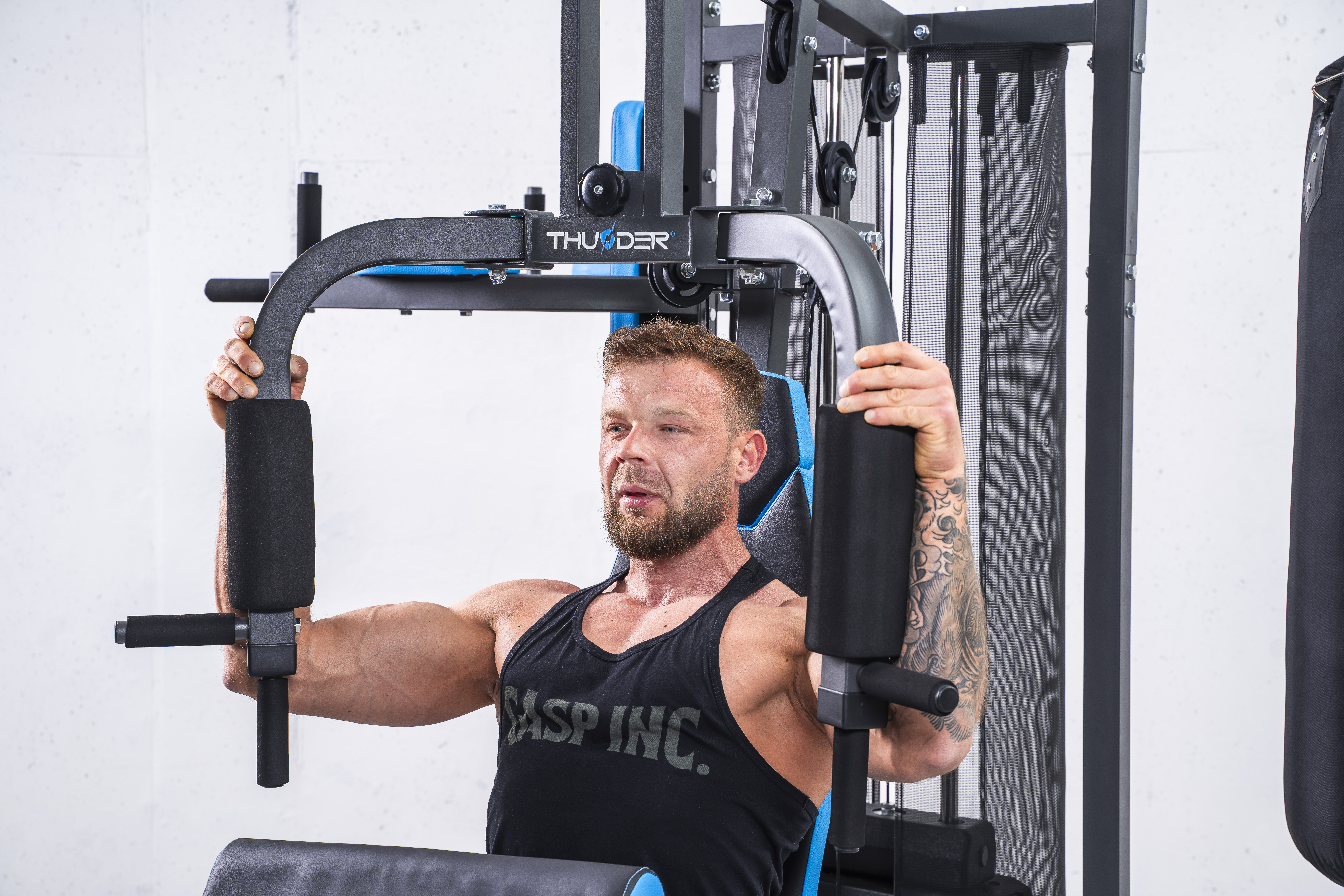 Οσοba rozciągająca się na macie do ćwiczeń w domu