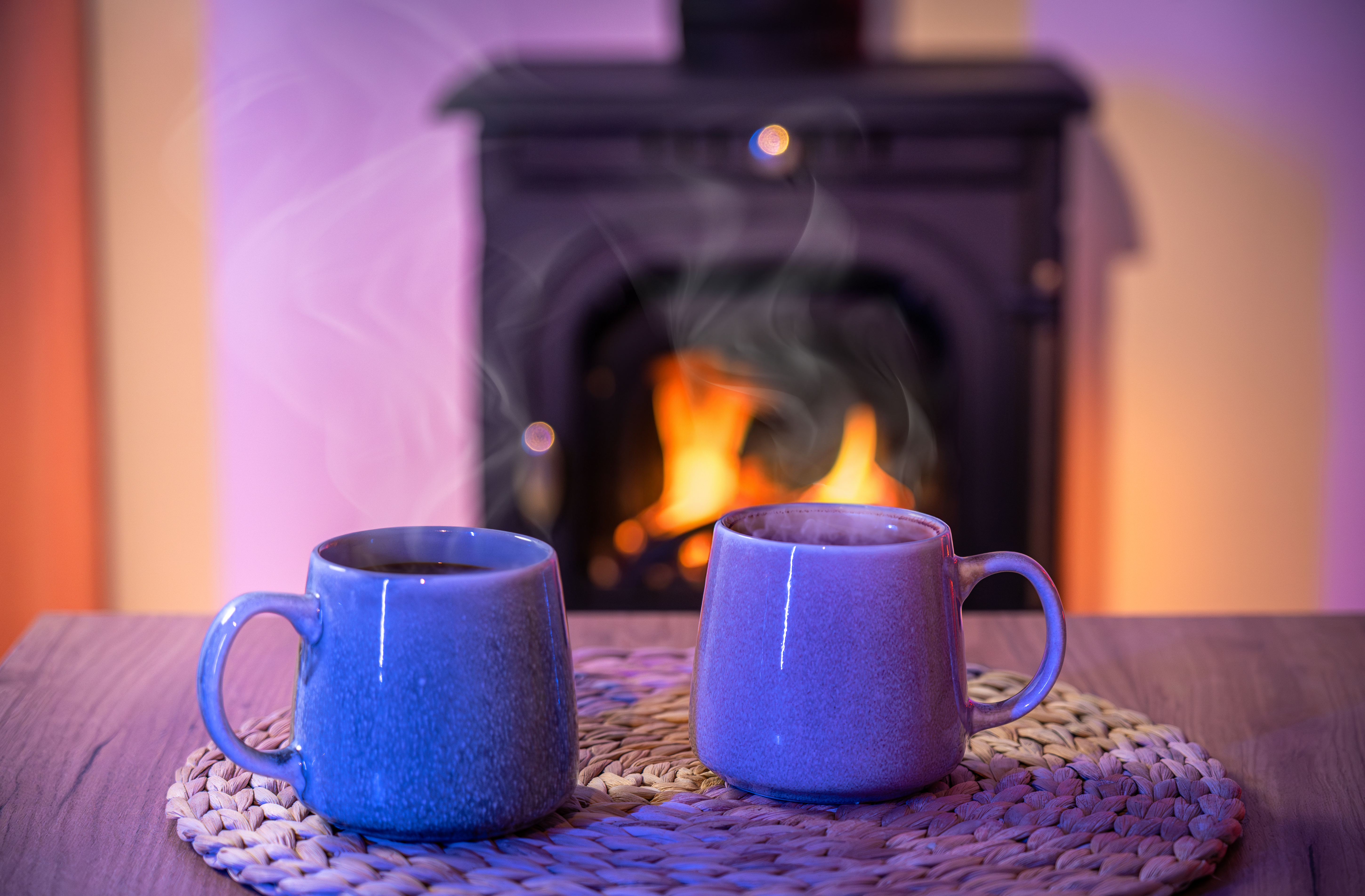 Dom z ciepłym kominem, symbol efektywnego ogrzewania