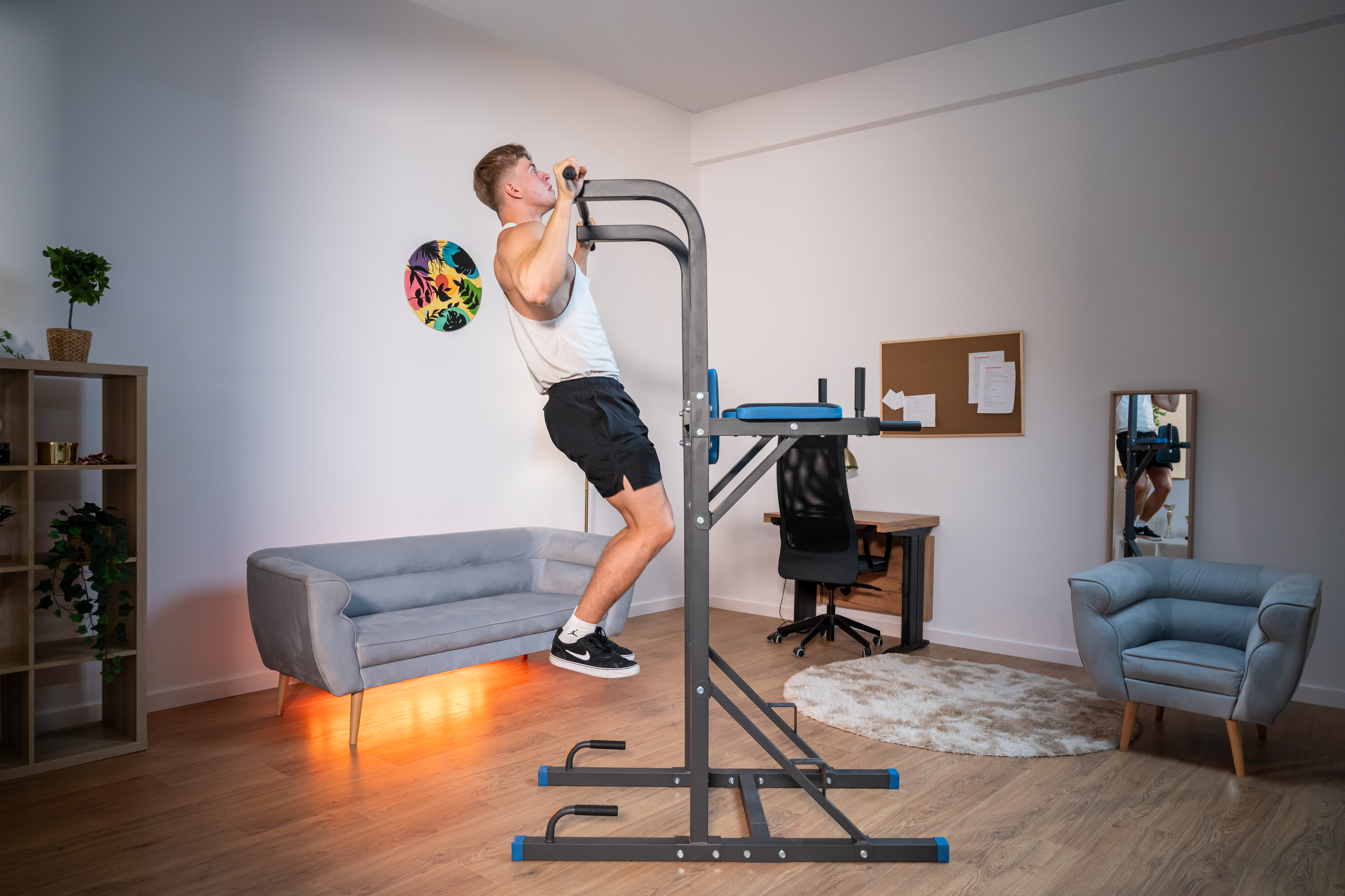 Kobieta ćwicząca z hantlami w jasnym salonie